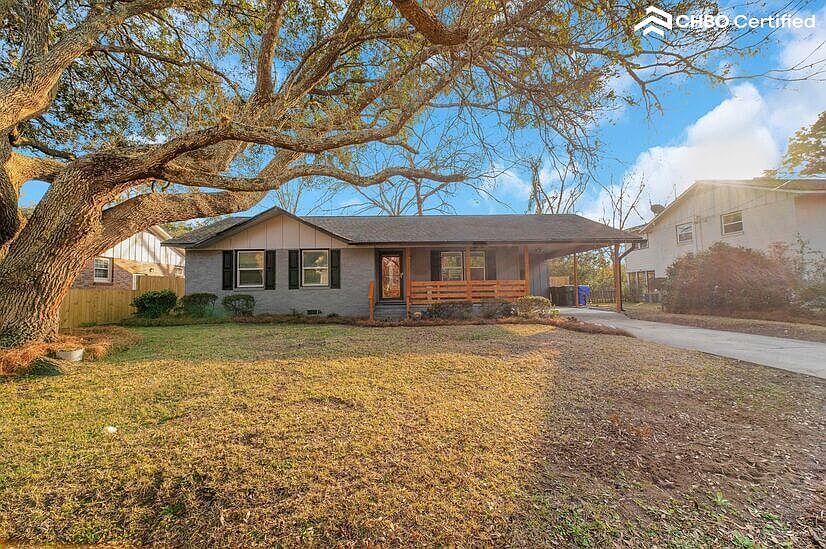 Beautiful Front House Design and huge yard