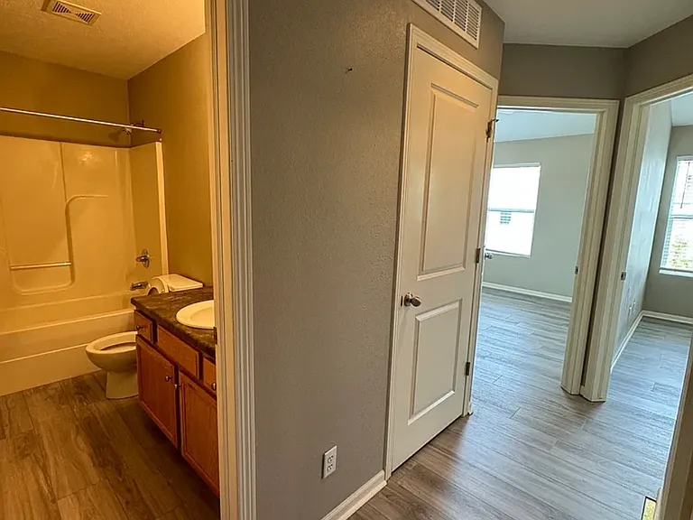 18159 Hayes Plz — Photo 10