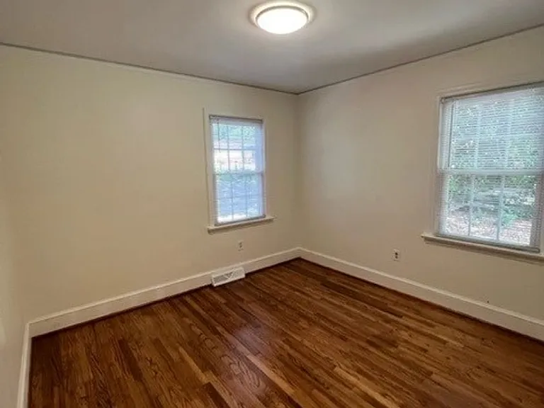 3 Bedroom 1.5 Bath Home Family Room, Living Room and Dining Room! - Eastside of Greenville — Photo 13
