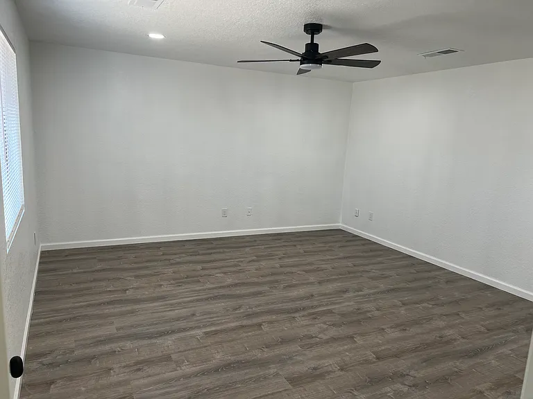 1015 W 9th St #10 — Photo 10