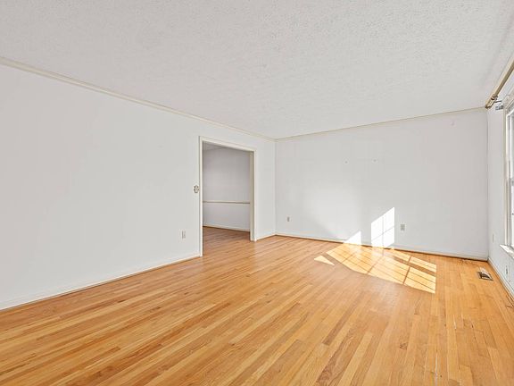 4th image of 612 Sumter Rd