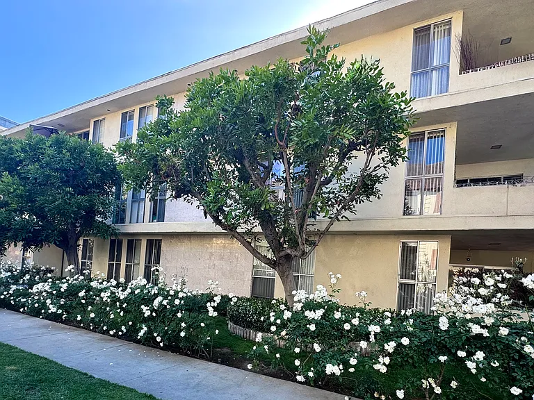 Sherman Oaks Apartments — Photo 21
