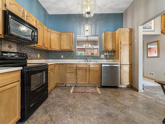 5th image of 18 Trowbridge Dr