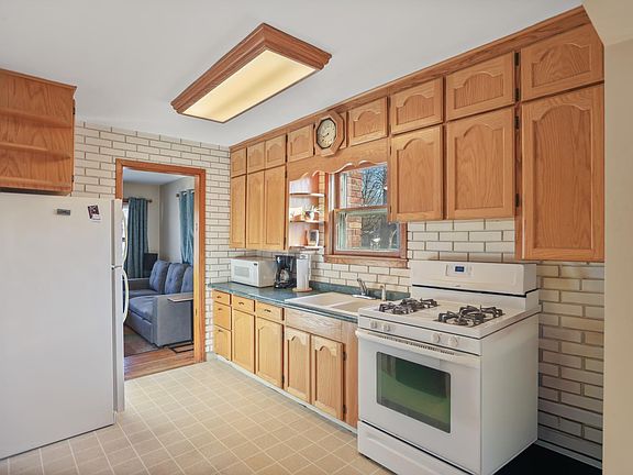 5th image of 305 2nd St NE