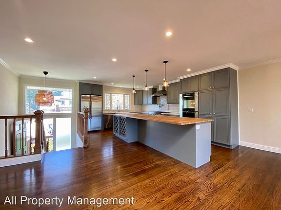 4th image of 1132 Park Pacifica Ave