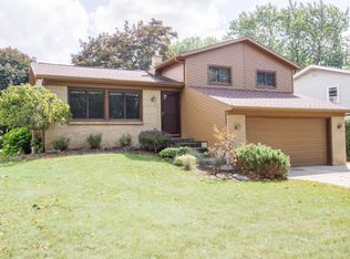 1050 Walwood Dr NE, Grand Rapids, MI 49505
