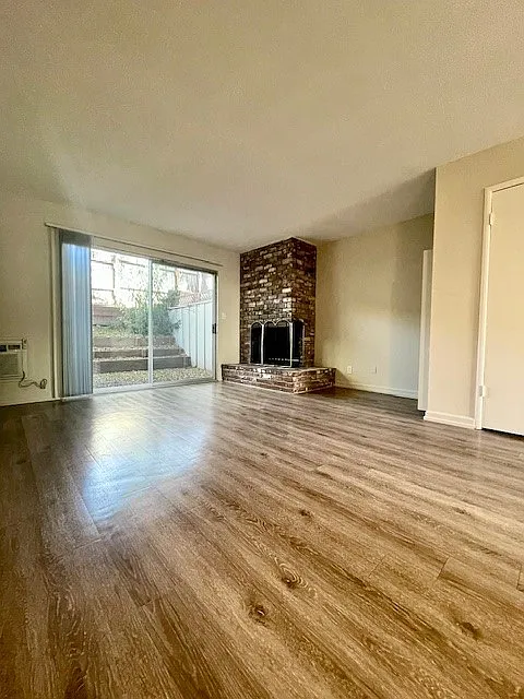 2 bed, 1.5 bath, 975 sqft, $2,495 — Photo 4