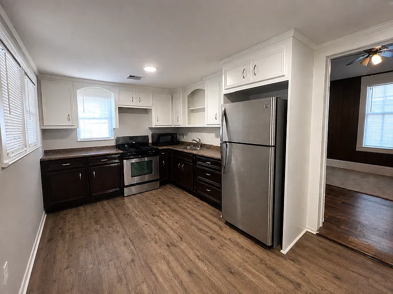 407 Walton St — Photo 7