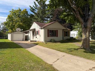 44 West St, Clintonville, WI 54929