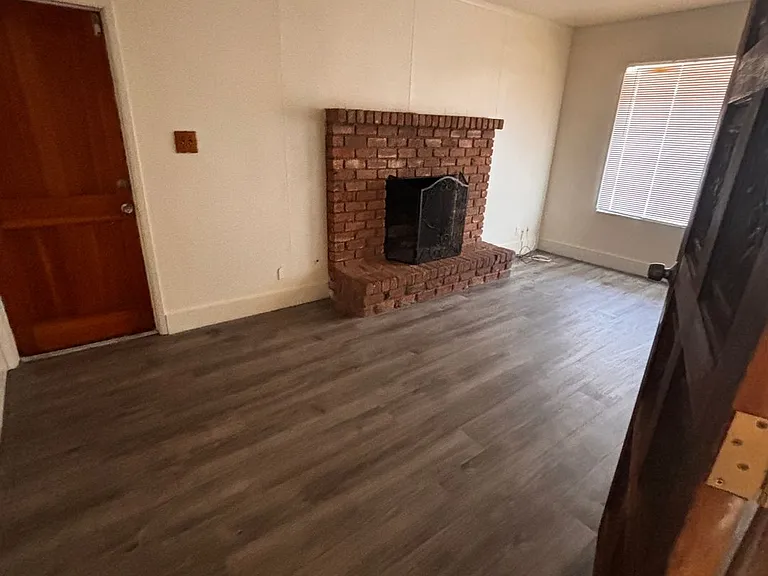 1431 W 7th Pl — Photo 3