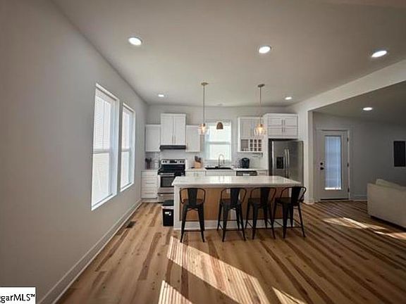 3rd image of 200 Spring St