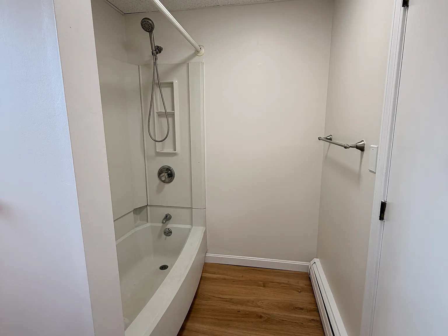 3 bed, $2,300 — Photo 2
