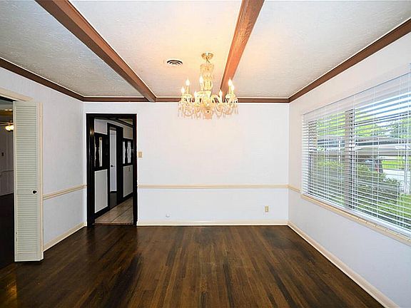 5th image of 202 W Riverwood Dr