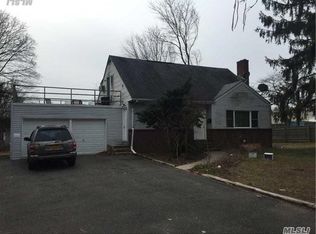 114 W 19th St, Huntington Station, NY 11746