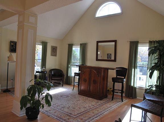 Front Grand room. High cielings