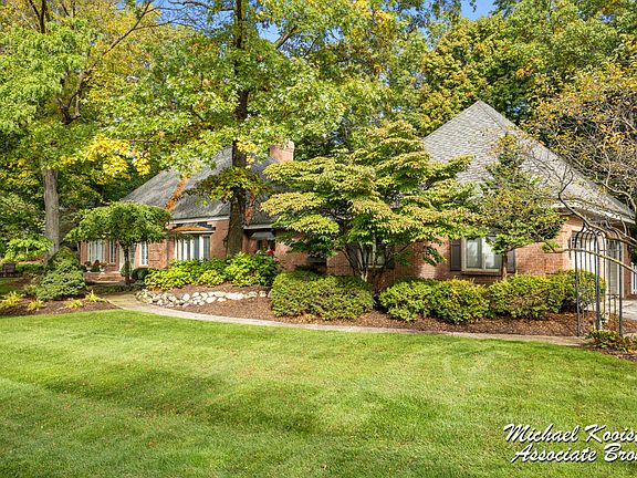 4th image of 2520 Shadowbrook Dr SE