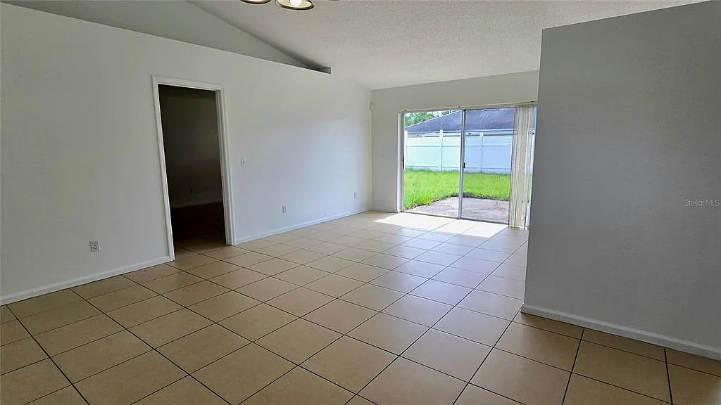 3 bed, 2.0 bath, 1434 sqft, $2,100 — Photo 4