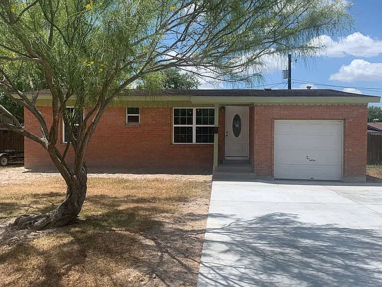 910 E Austin Ave — Photo 1