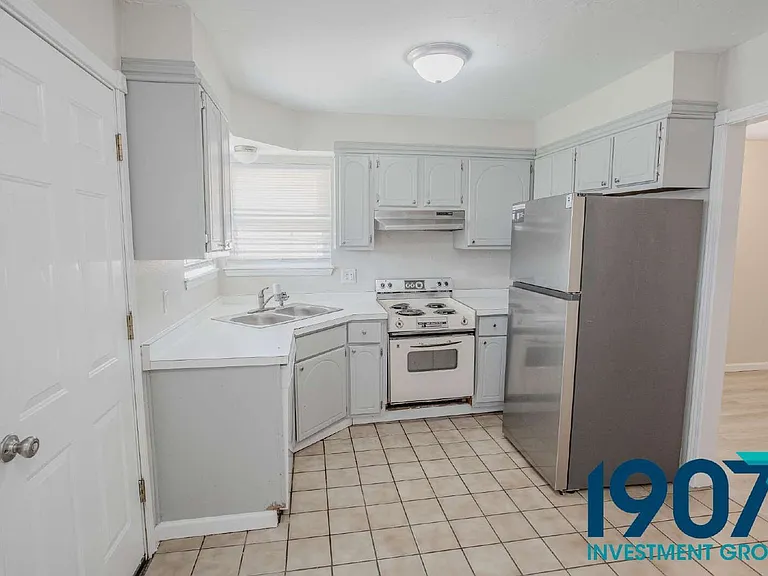 1247 W Huntington Way #A — Photo 6