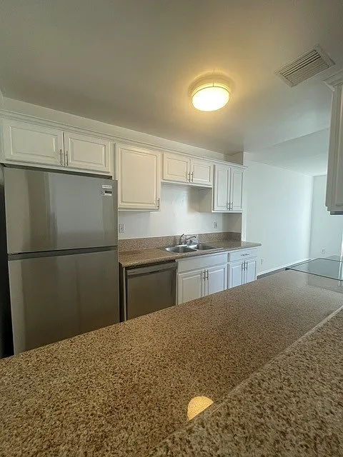 125 N Barrington Ave — Photo 2