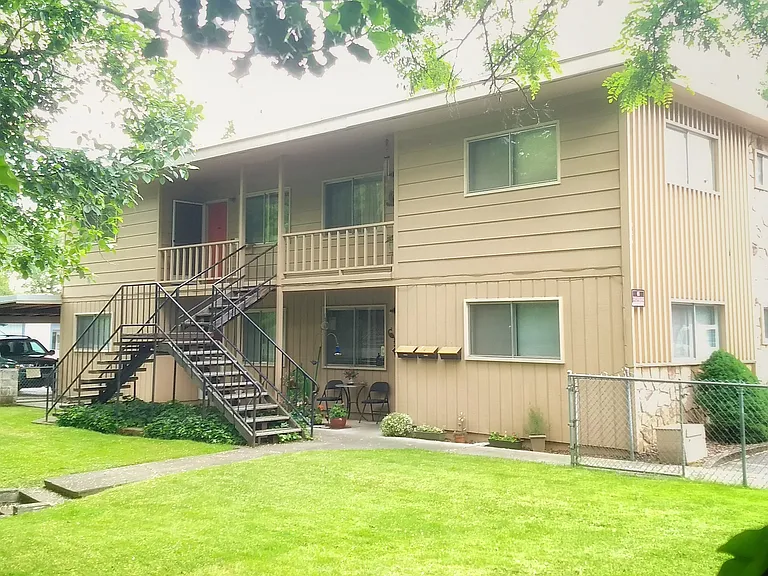 525 NW C St #C — Photo 2
