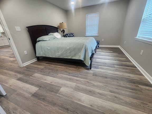4th image of 400 Oaklawn St