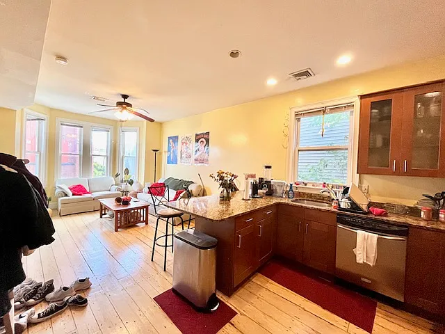 4 bed, 9999 sqft, $7,000 — Photo 2