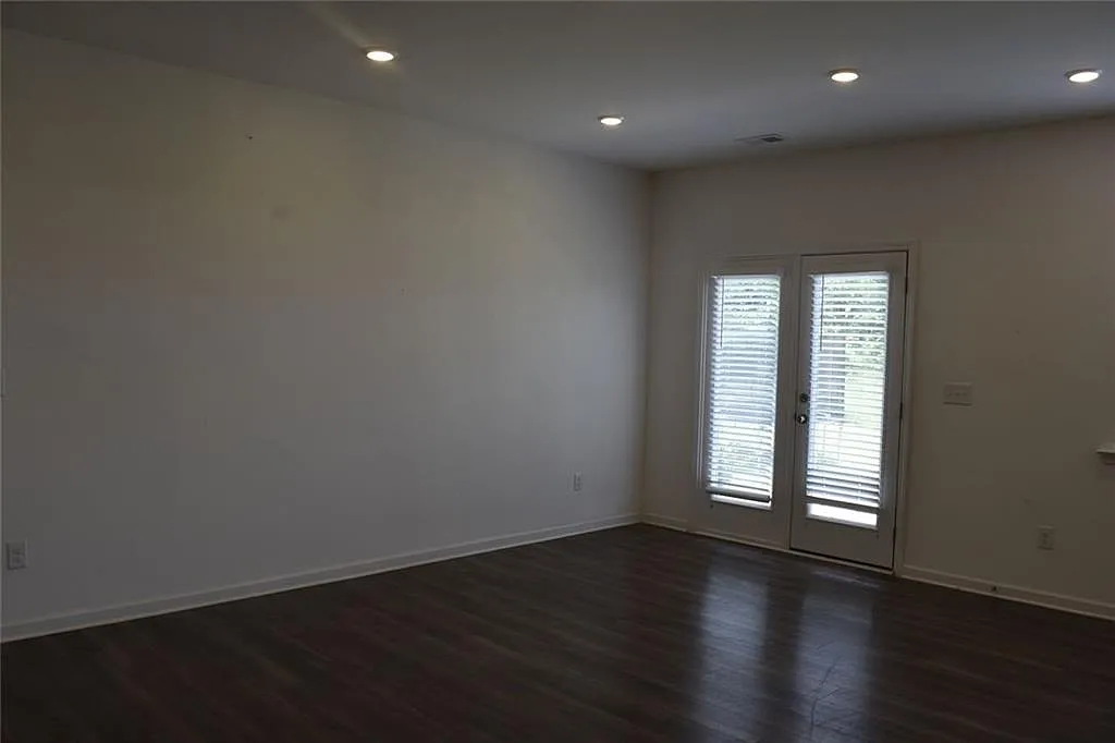 3 bed, 2.5 bath, 1854 sqft, $1,900 — Photo 4