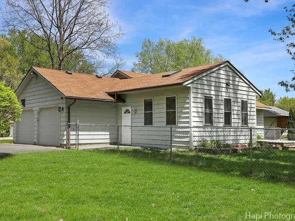 305 Pokagon Dr, Algonquin, IL 60102