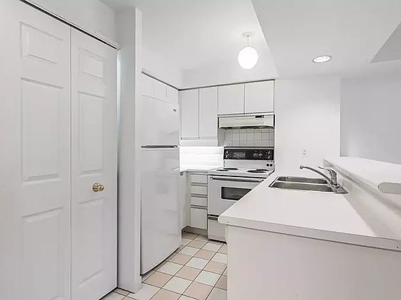 4th image of 801 King St W