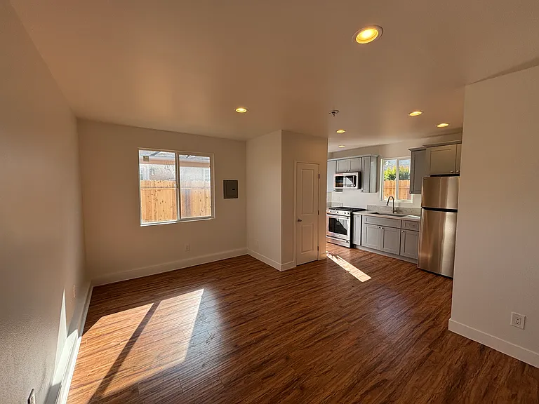6210 Winona Ave — Photo 9