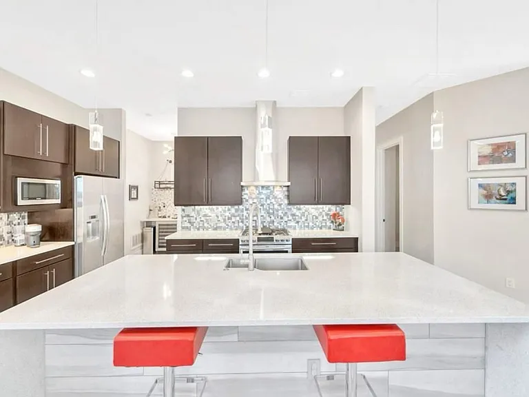 2706 W Trilby Ave — Photo 7