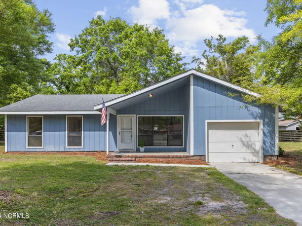 1105 Hedrick Boulevard, Morehead City, NC 28557