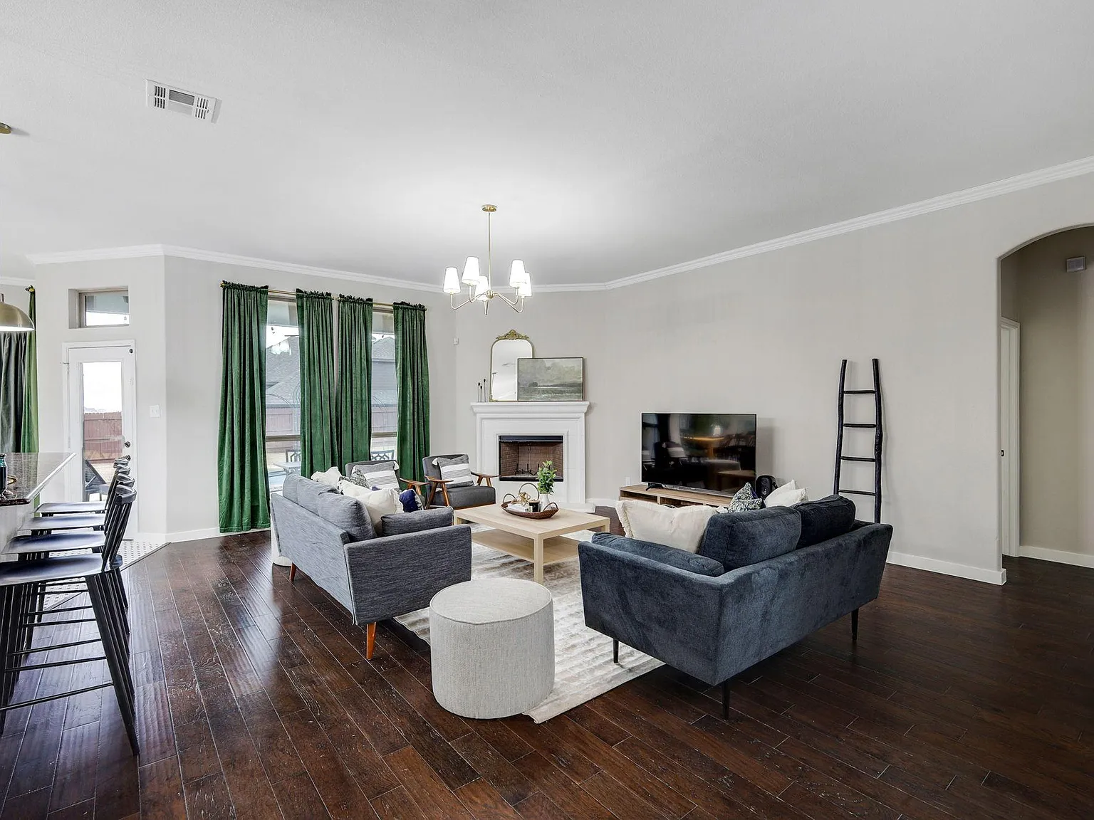 5 bed, 2516 sqft, $9,750 — Photo 2
