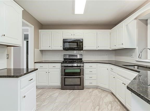 3rd image of 141 SE Somerset Dr