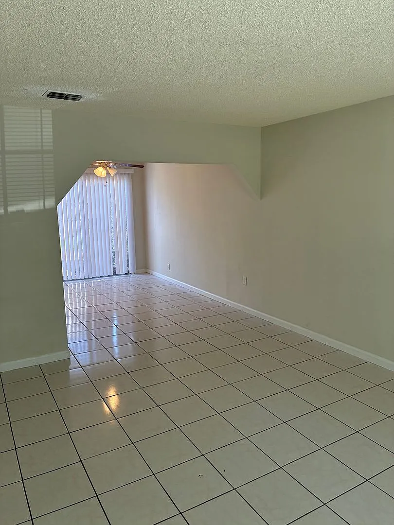 695 Douglas Unit C — Photo 3