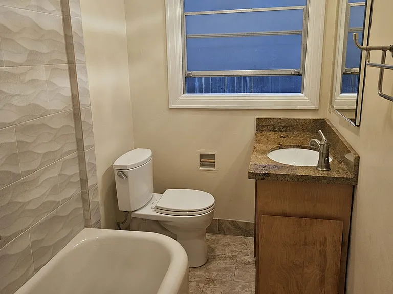 1021 Warfield Ave #5 — Photo 23