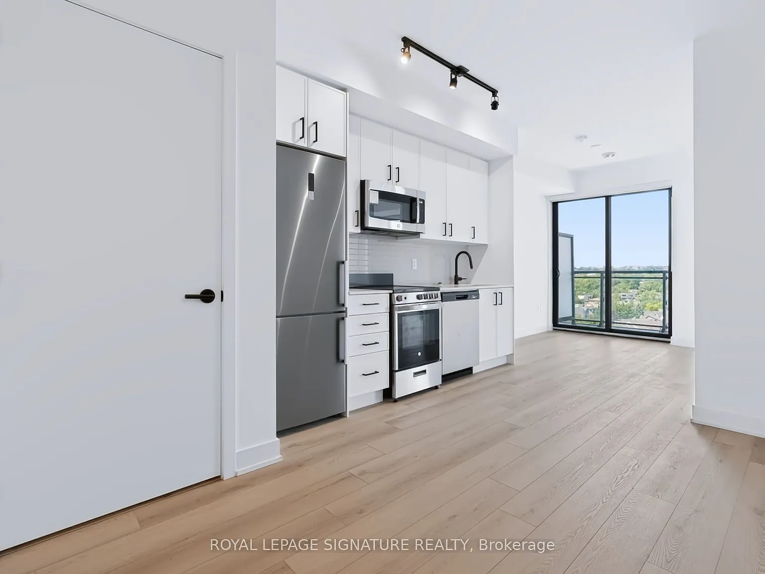 Motto Condos — Photo 4
