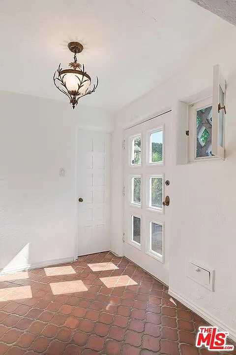 3 bed, 2.0 bath, 2166 sqft, $9,995 — Photo 4