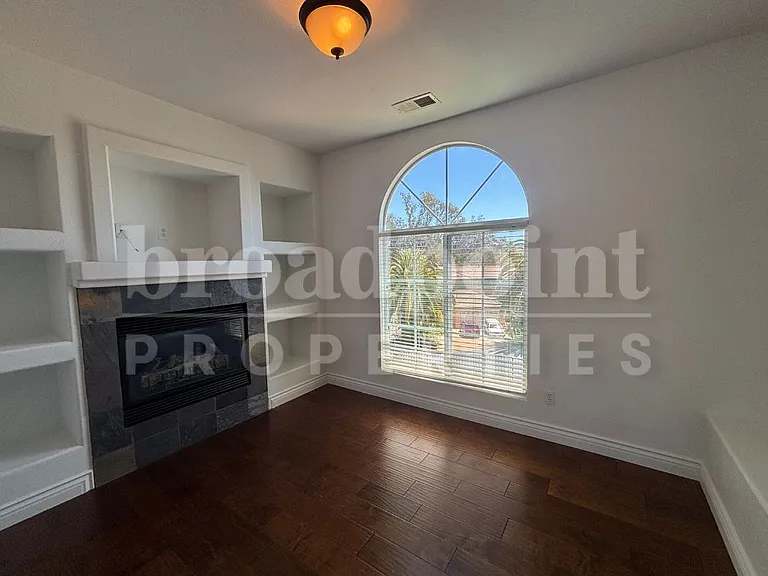 637 Oak Glade Dr — Photo 2