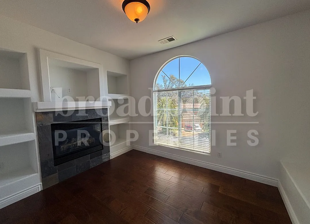 Building Photo - 637 Oak Glade Dr