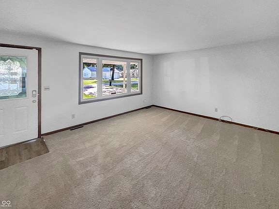 3rd image of 1401 Evelyn Ln