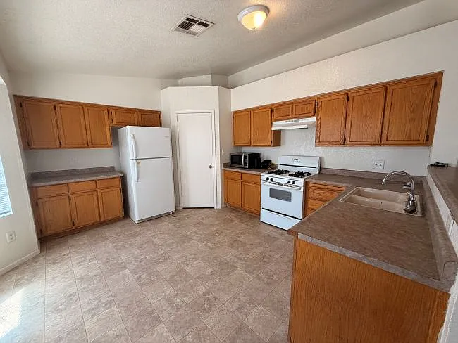 3 bed, 1400 sqft, $1,550 — Photo 4