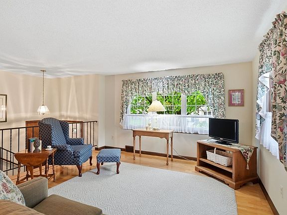 5th image of 68 Deepfield Rd