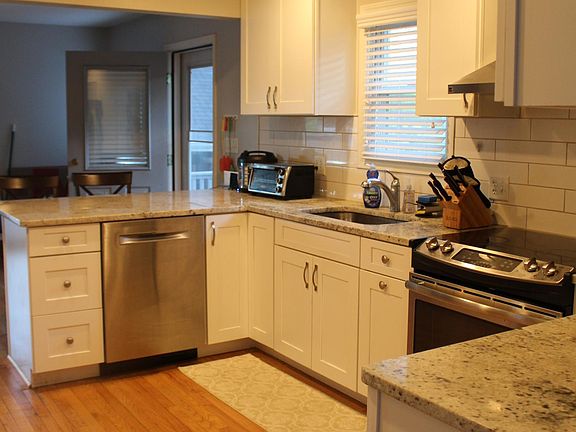 3rd image of 616 Parkdale Ave