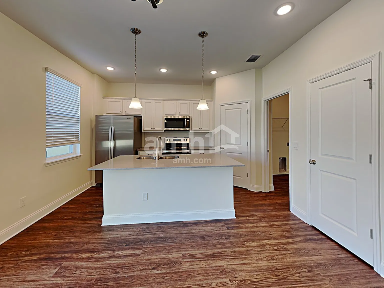 3 bed, 2.5 bath, 1644 sqft, $2,285 — Photo 3