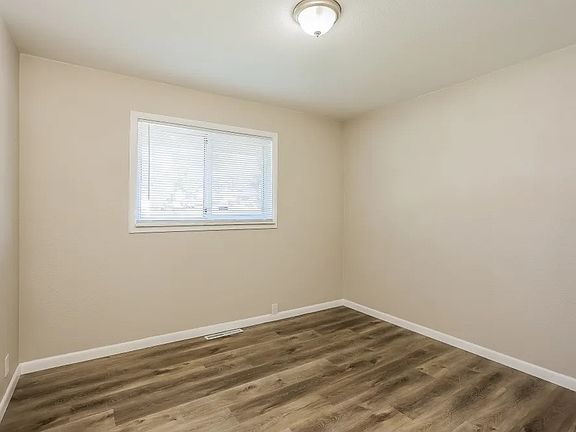 3rd image of 860 Essex Dr