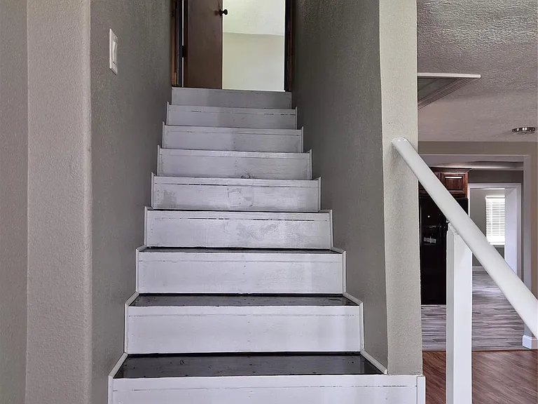 209 Florence St — Photo 19