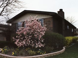 755 Queenswood Ln, Wheaton, IL 60189