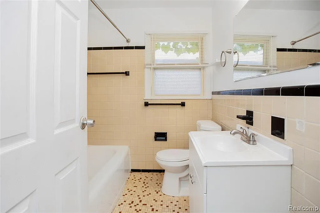 3 bed, 1092 sqft, $1,360 — Photo 4